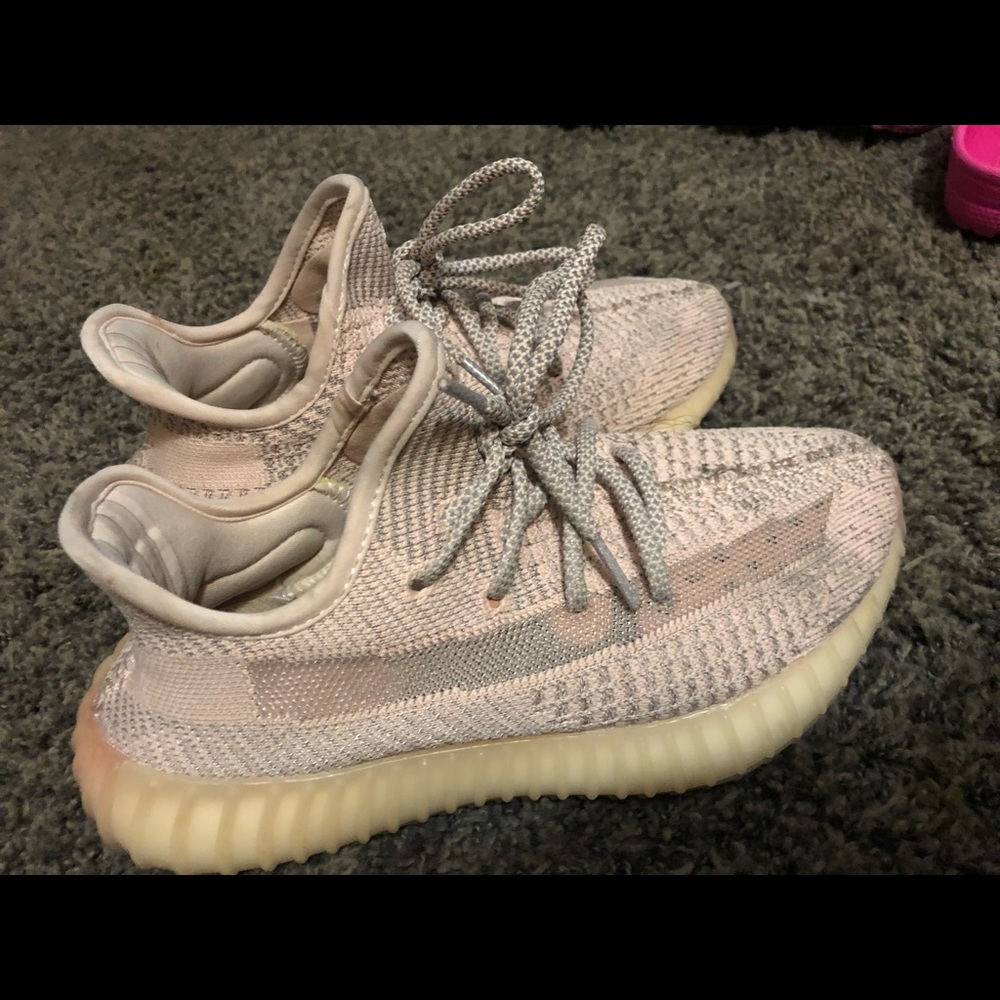 Peach Yeezy’s size 5